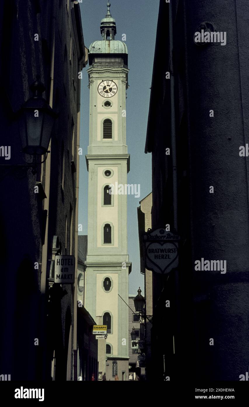 Blick durch die Heilig-Geist-Straße zum Turm der Heilig-Geist-Kirche. [Automatisierte Übersetzung] Stockfoto