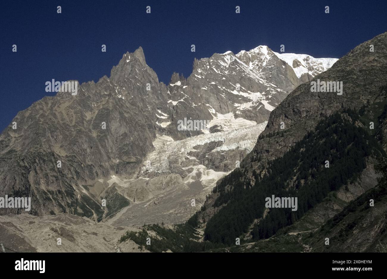 Der Gletscher vom Tunnelausgang des Mont Blanc-Tunnels auf der italienischen Seite [automatisierte Übersetzung] Stockfoto