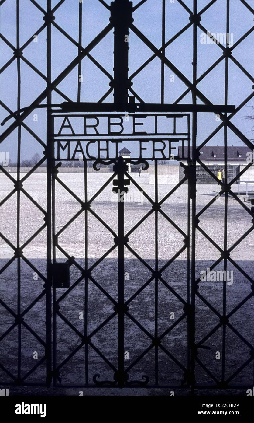 'Blick durch das Tor im KZ Dachau mit der Aufschrift 'Arbeit macht frei'' zum Innenhof Stockfoto