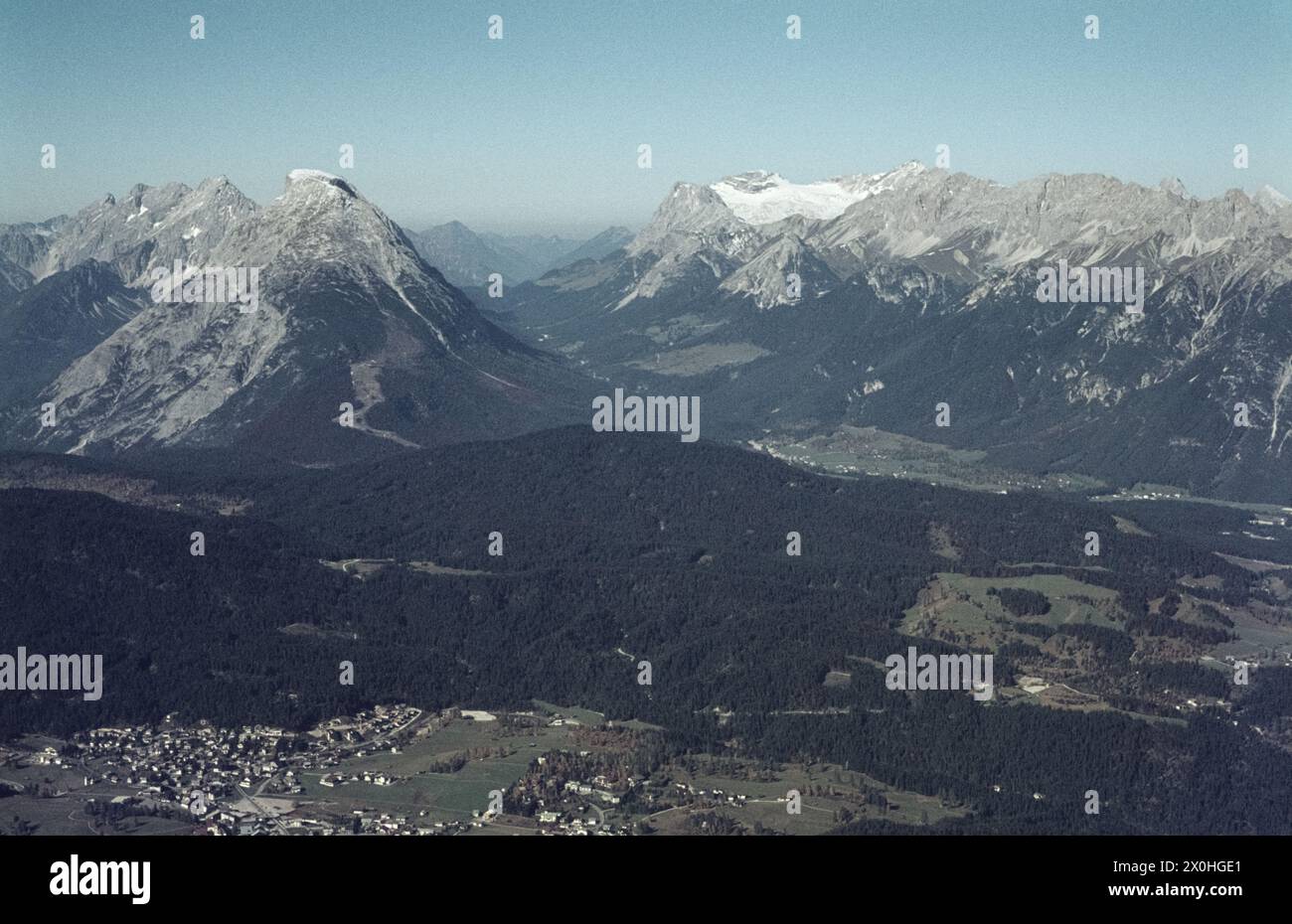 Blick von der Reither Spitze. Ansicht von Seefeld und der Mieminger-Kette [automatisierte Übersetzung] Stockfoto