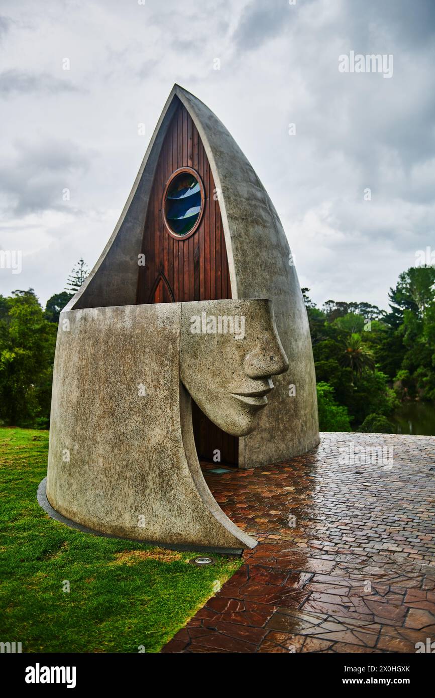 Die künstlerischen öffentlichen Toiletten in der Stadt Matakana, Auckland, Nordinsel, Neuseeland Stockfoto