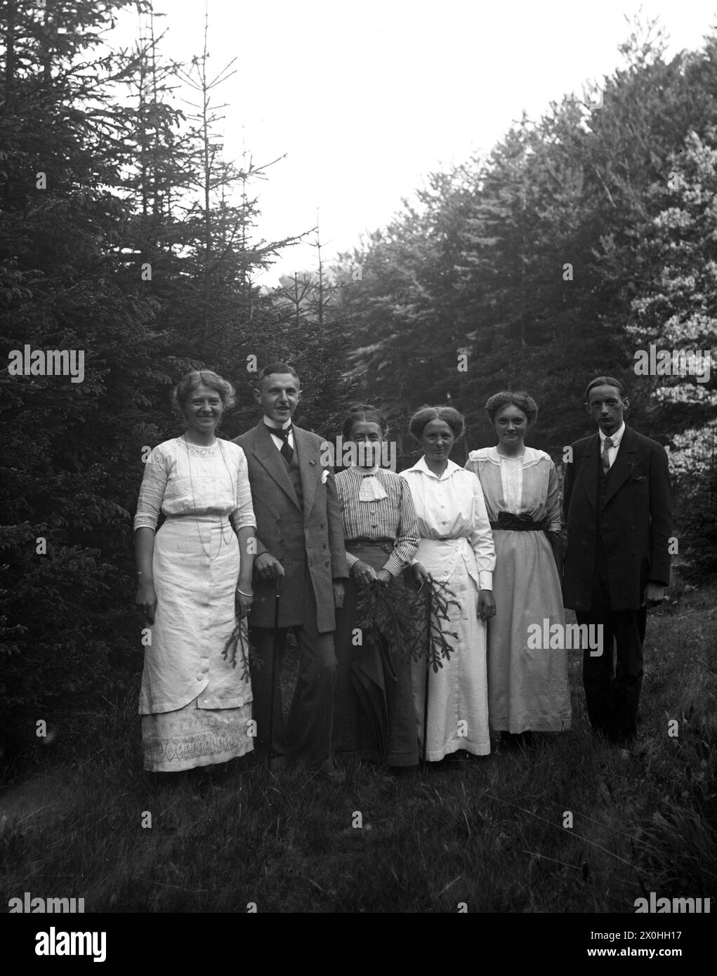 Eine Familie, die im Sommer 1915 einen Spaziergang durch den Wald macht. Stockfoto