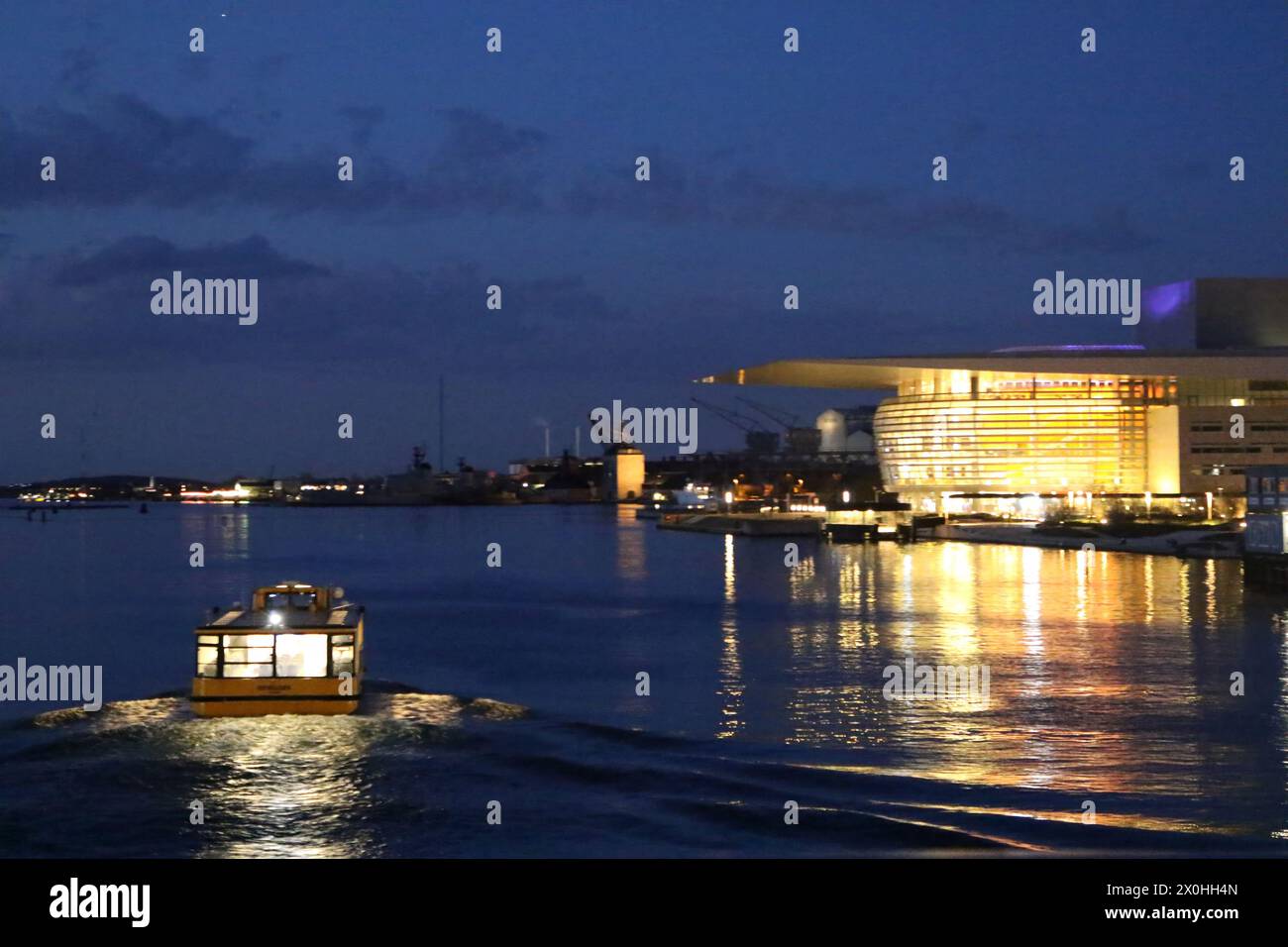 Bootsbus und Königliche Dänische Oper bei Nacht Dänemark Kopenhagen Dänemark April 2024 Stockfoto