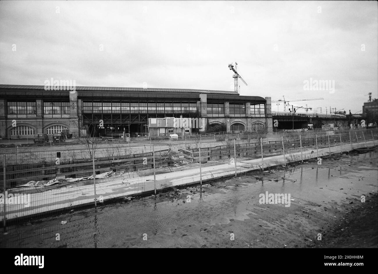 Man sieht, dass der denkmalgeschützte Bahnhof kürzlich in historisch korrekter Weise restauriert wurde, aber er wird noch in wenigen Tagen Platz für das neue Gebäude machen müssen. Mit etwas mehr Empathie - z.B. wie bei der Oberbaumbrücke - hätte der unterirdische Kreuzbahnhof unter der dafür vorgesehenen Brücke über den alten Fernbahnhof und den oberen Fernbahnhof geführt werden können, was von Anfang an geplant und strukturell vorbereitet war, hätte neben der Stadtbahn fertiggestellt werden können. [Automatisierte Übersetzung] Stockfoto