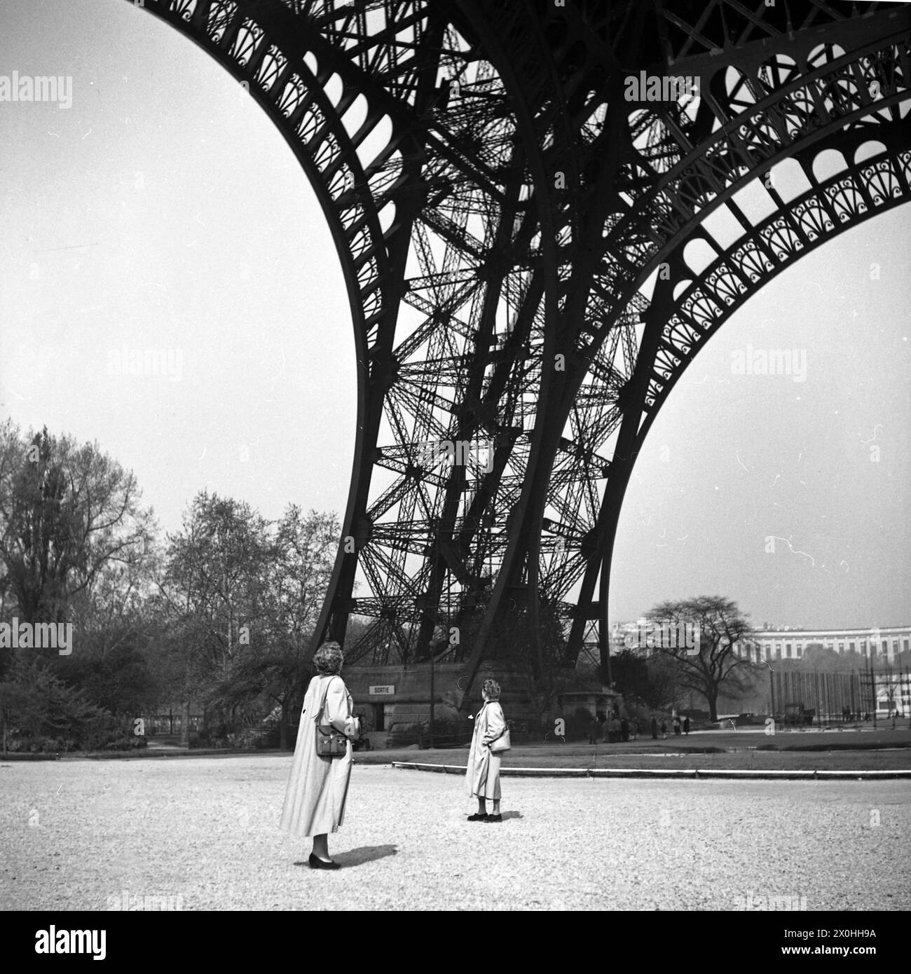 Zwei Frauen und den Eiffelturm in Paris. Stockfoto