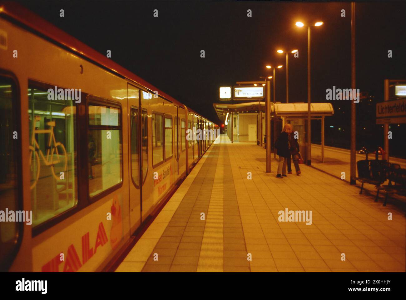 Am 24. Februar 2005 wurde die Strecke über Lichterfelde Süd hinaus bis Teltow Stadt verlängert. Das Bild zeigt den Bahnhof Lichterfelde Süd, der nun zum Durchgangsbahnhof geworden ist. [Automatisierte Übersetzung] Stockfoto