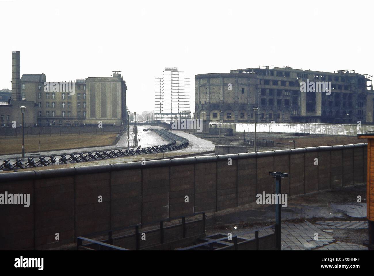 Ein Schulausflug nach Berlin war damals üblich. Für mich war es auch eine Reise in die Gedächtnisspur. Ein Teil des Aufstandes am 17. Juni 1953 fand am Potsdamer Platz und am Leipziger Platz statt. 1968 war es eine einsame Ruinenlandschaft. Zwischen der Mauer zwischen West- und Ost-Berlin sind noch die Eingänge zu den S- und U-Bahnhöfen zu sehen. Das ausgebrannte Haus Vaterland ist rechts im Bild. Das Wachhaus der ostdeutschen Grenzschutzbeamten befand sich auf dem Dach gegenüber in der Stresemannstraße. Der erste Neubau erhebt sich - wieder im Westen - ebenfalls an der Stresemannstraße. Nach der Wiedervereinigung eins Stockfoto