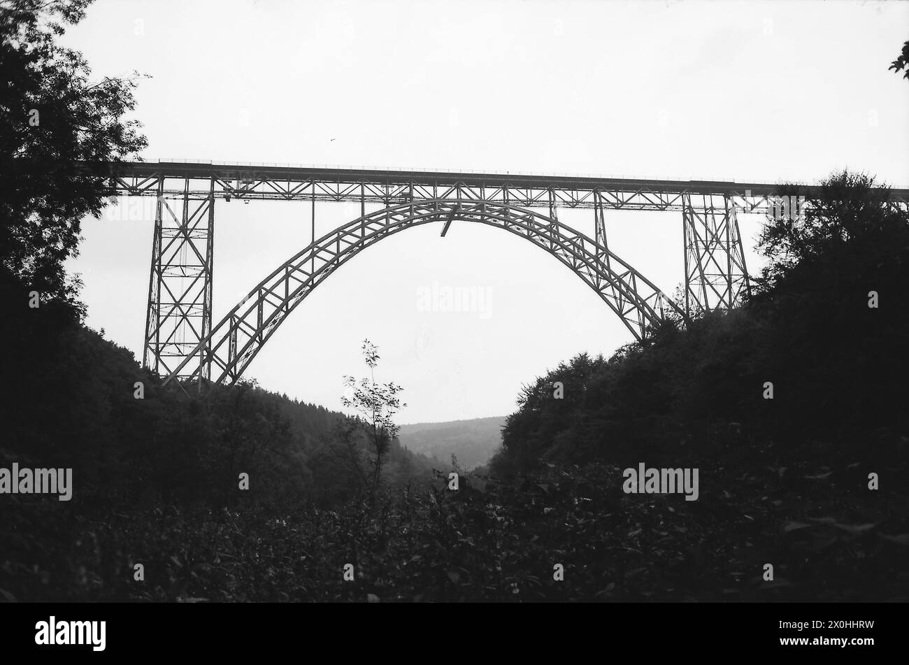 Die Brücke machte vor kurzem Schlagzeilen, ab etwa 2010, weil die Instandhaltungsarbeiten mit der Verschlechterung nicht mehr Schritt halten konnten und die Zentralbahn der EZB die Nutzung der Brücke einschränken und teilweise komplett schließen musste. Die Brücke überspannt die Wupper. [Automatisierte Übersetzung] Stockfoto