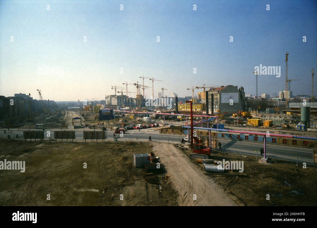 Ein durch Krieg und Nachkriegszeit abgeflachtes riesiges Stadtgebiet mit Potsdamer Platz und Leipziger Platz in der Mitte soll wieder zum Zentrum Berlins werden, mit Weinhaus Huth mitten im Baustellenchaos. Der Gasometer Schöneberg ist noch schwach auf der linken Seite zu sehen. Hinter dem U-Bahn-Eingang ist der U-Bahn-Tunnel in Richtung Gleisdreieck freigelegt. [Automatisierte Übersetzung] Stockfoto