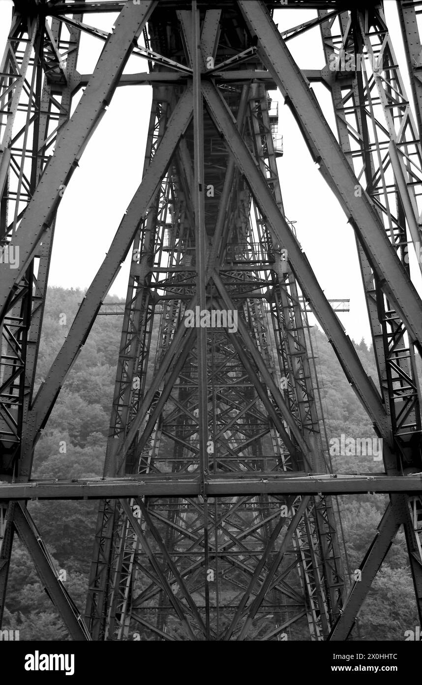 Die Brücke machte vor kurzem Schlagzeilen, ab etwa 2010, weil die Instandhaltungsarbeiten mit der Verschlechterung nicht mehr Schritt halten konnten und die Zentralbahn der EZB die Nutzung der Brücke einschränken und teilweise komplett schließen musste. Die Brücke erstreckt sich über die Wupper [automatisierte Übersetzung] Stockfoto