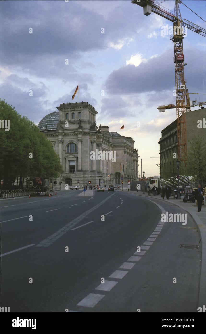 Auf dem Bild sehen Sie deutlich den Verlauf der Mauer, der durch eine Reihe von Kopfsteinpflastern markiert ist. [Automatisierte Übersetzung] Stockfoto