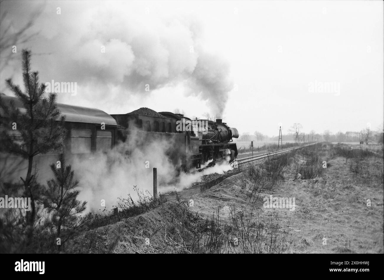 Die 'Pufferkisser' sind froh, dass Dampflokomotiven noch viele Jahre lang einen großen Teil des Eisenbahnverkehrs in der DDR abgewickelt haben. [Automatisierte Übersetzung]“ Stockfoto