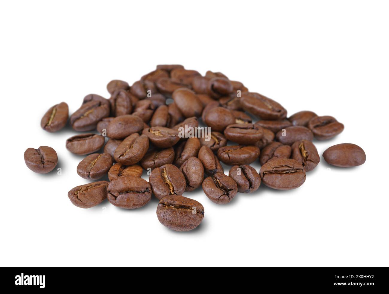 Stapel aromatisch gerösteter arabica-Kaffeebohnen aus der Nähe, Makro isoliert auf weißem Hintergrund. Hintergrundbild, Textur, Hintergrund, Draufsicht. Stockfoto
