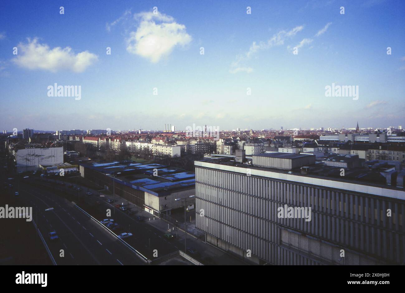 Die Aussicht ist von Steglitz aus, von Norden nach Nordwesten. Das Gebäude rechts ist eines der drei großen Kaufhäuser an der Schlossstraße in Steglitz. [Automatisierte Übersetzung] Stockfoto