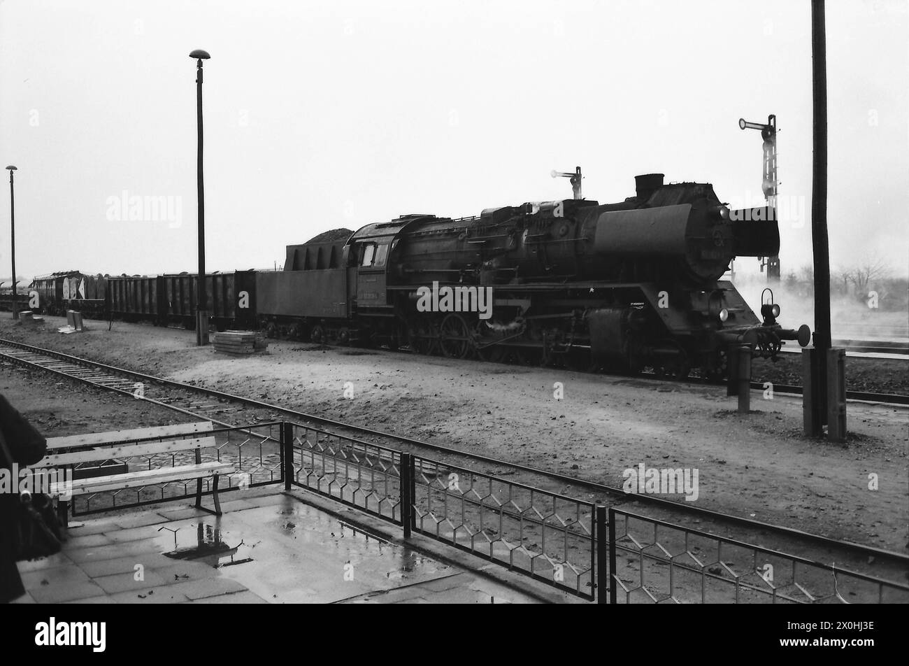Die 'Pufferkisser' sind froh, dass Dampflokomotiven noch viele Jahre lang einen großen Teil des Eisenbahnverkehrs in der DDR abgewickelt haben. [Automatisierte Übersetzung]“ Stockfoto