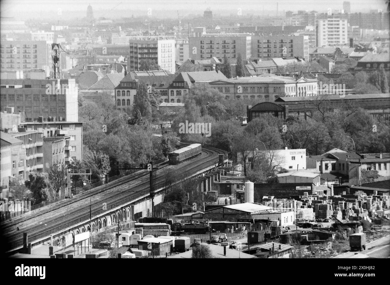 Diese Aufnahme ist eine Detailaufnahme des vorherigen Bildes, man erkennt die Stadtbahn mit einer S-Bahn, den Lehrter Stadtbahnhof, das Sozialgericht usw. [automatisierte Übersetzung] Stockfoto