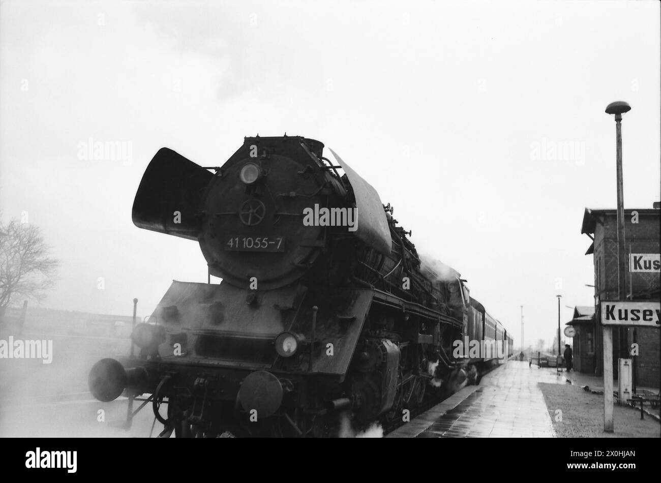 Die 'Pufferkisser' sind froh, dass Dampflokomotiven noch viele Jahre lang einen großen Teil des Eisenbahnverkehrs in der DDR abgewickelt haben. [Automatisierte Übersetzung]“ Stockfoto