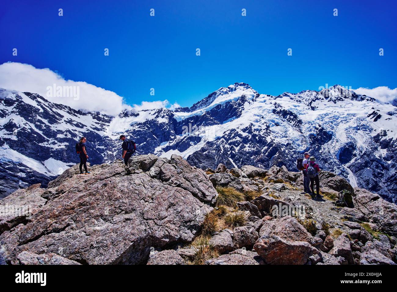 Wanderer bewundern die Aussicht vom Gipfel des Mount Cook, Südinsel, Neuseeland Stockfoto