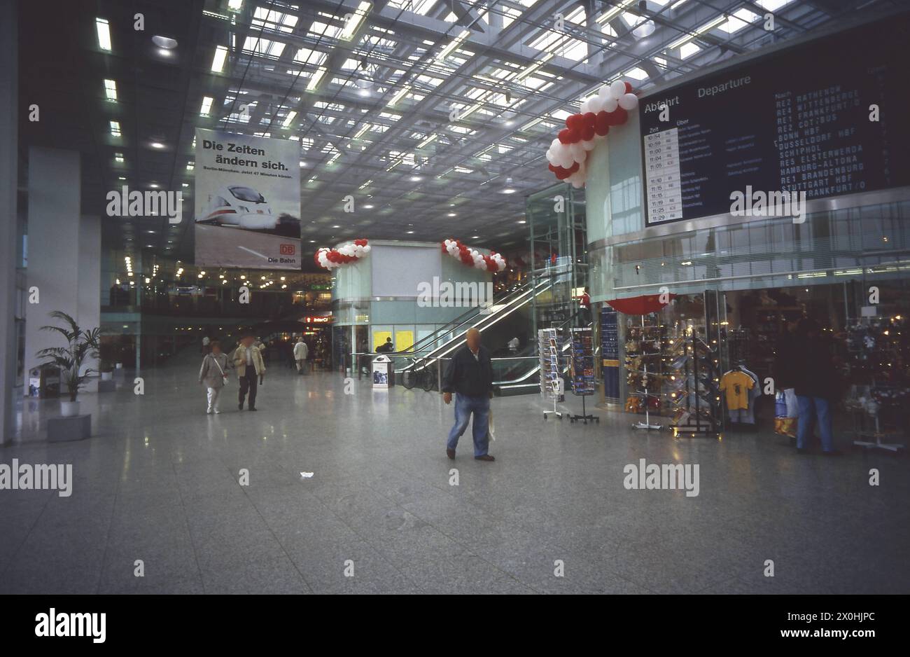 Feier am Ostbahnhof zum 10. Jahr der Schließung der Lücke am Bahnhof Friedrichstraße und Eröffnung der Glasempfangshalle am Ostbahnhof, Panorama-S-Bahn am Ostbahnhof Stockfoto