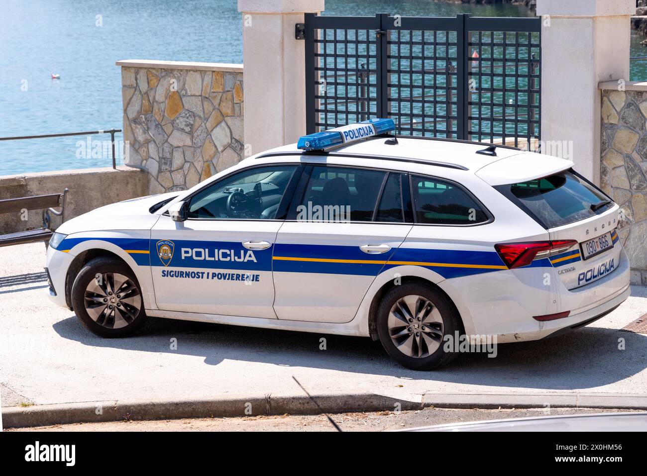 Lovran, Kroatien, 2023: Polizeiauto (Policija) parkt auf einer Straße Stockfoto