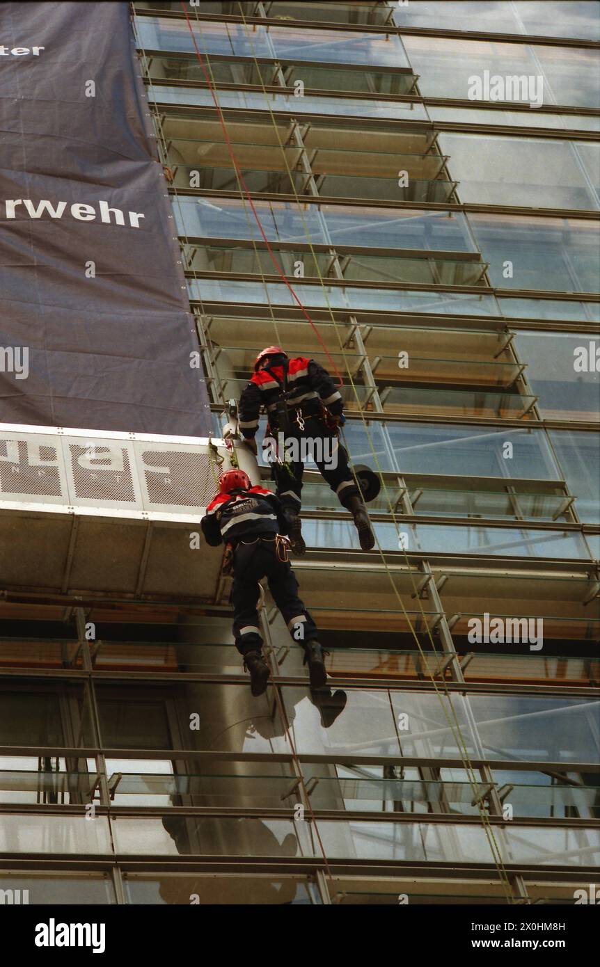 Ab und zu bieten die Wolkenkratzer am Potsdamer Platz ein spektakuläres Spektakel, eine Höhenrettung der Berliner Feuerwehr. [Automatisierte Übersetzung] Stockfoto