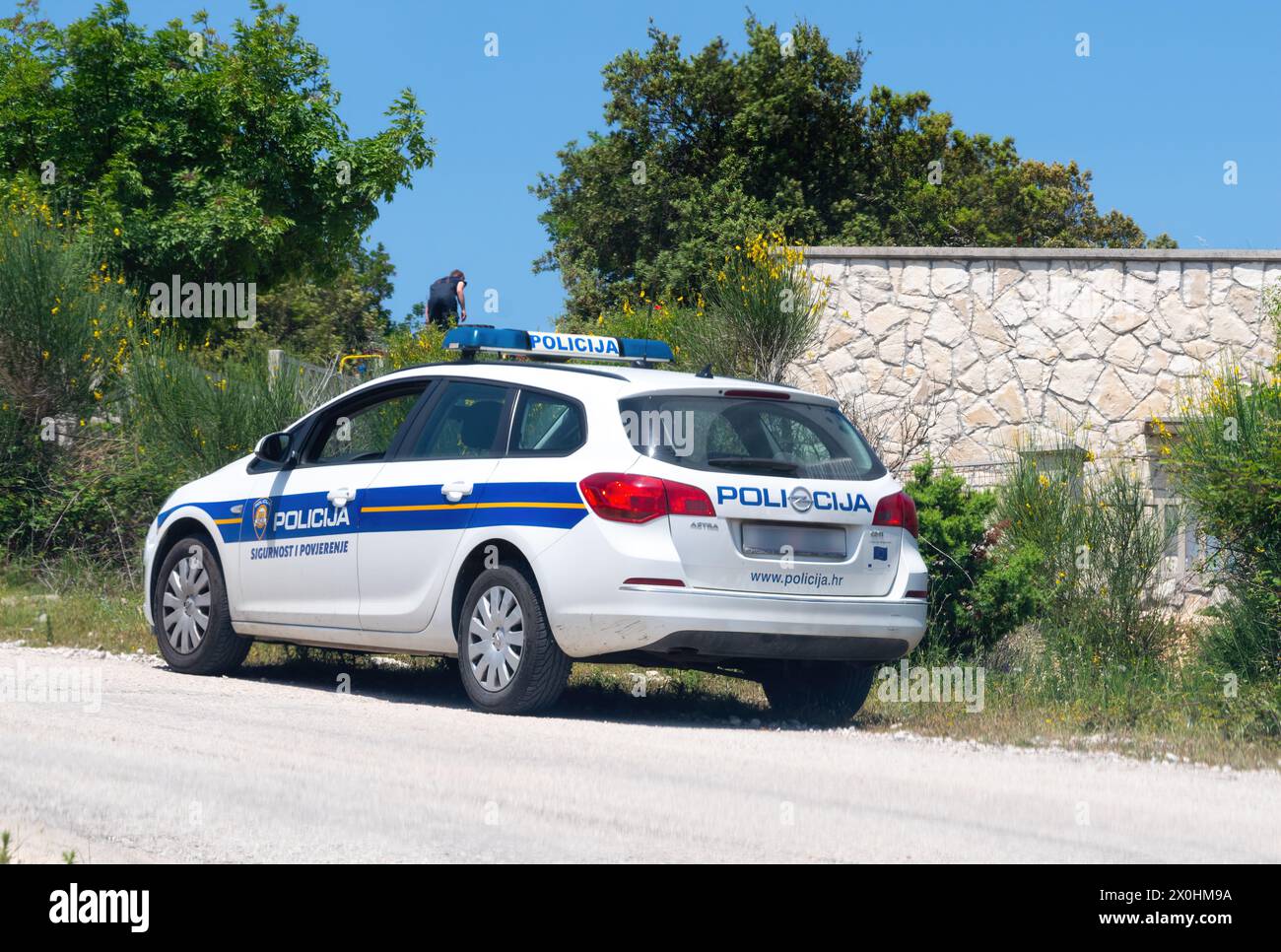 Labin, Kroatien, 2023: Polizeiauto (Policija) auf einer Landstraße in der Nähe von Labin Stockfoto
