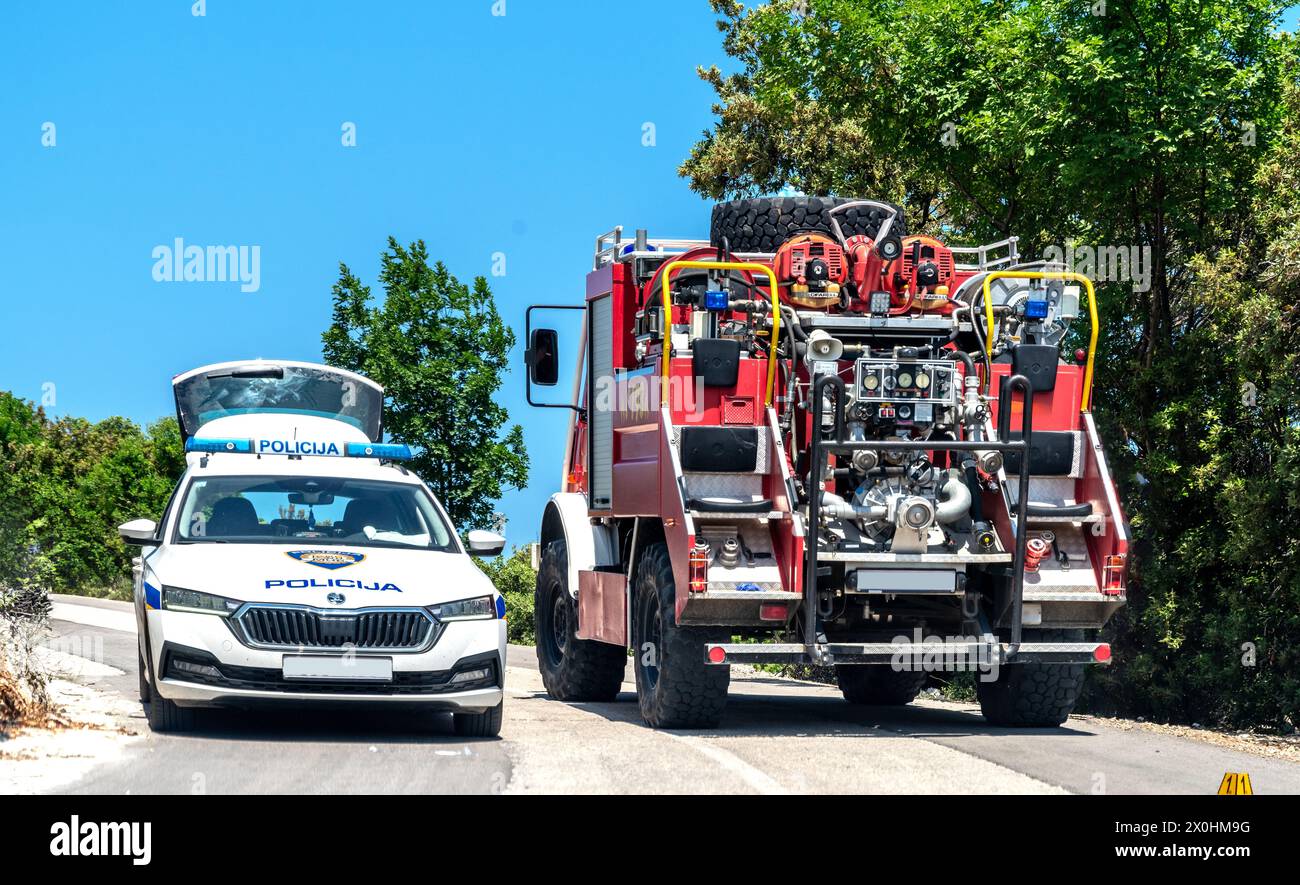Labin, Kroatien, 2023: Polizeiauto (Policija) und Feuerwehrauto (vatrogasci) auf einer Landstraße in der Nähe von Labin Stockfoto