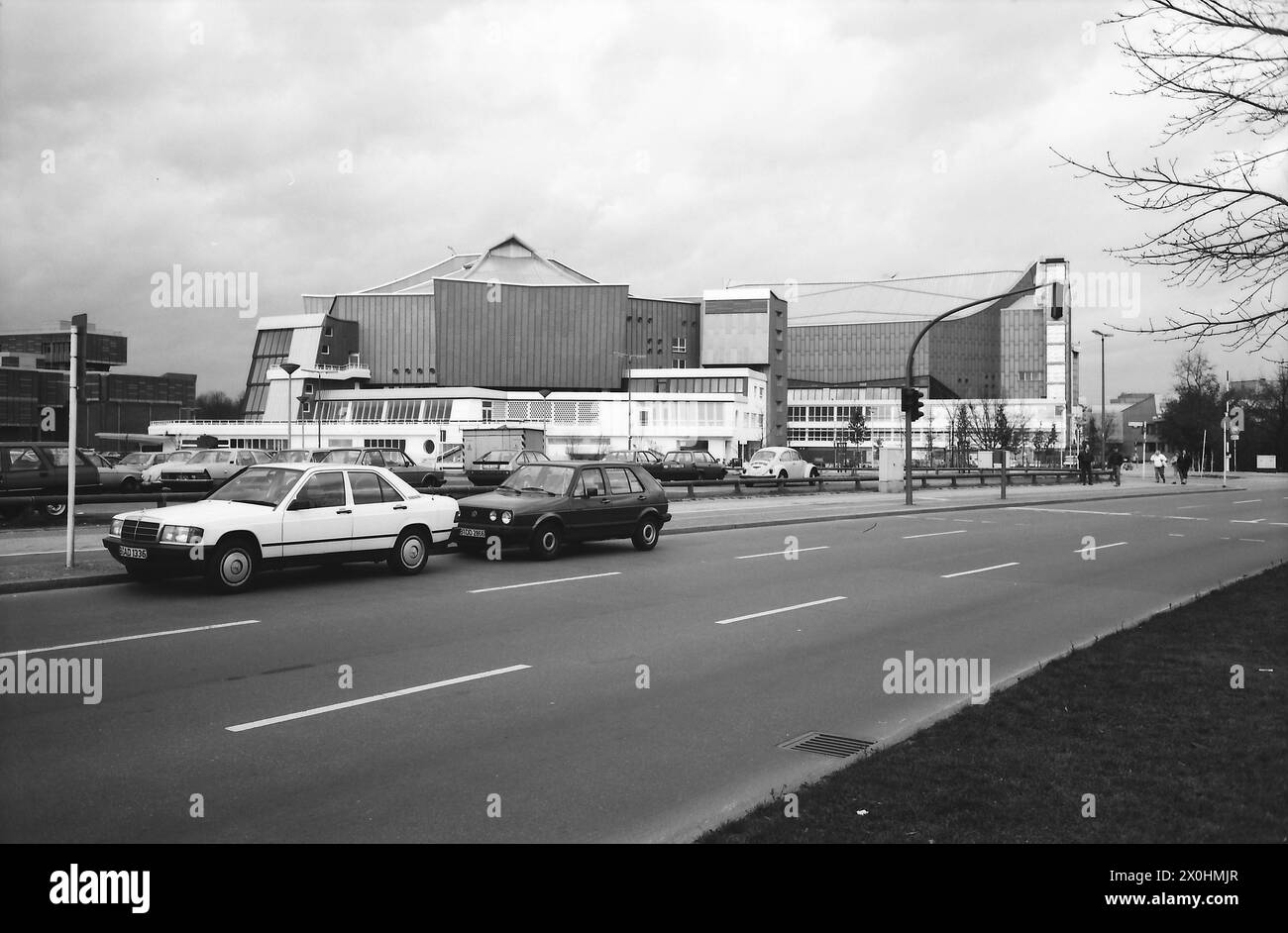 1987 musste man noch mit dem Auto oder Bus dorthin fahren. Heute (2015). Permanente Schienenverbindungen sind für die Zeit nach der Wiedervereinigung reserviert. Ein Projekt mit der M-Bahn wurde nach der Wiedervereinigung zugunsten der Wiederherstellung der U-Bahn-Verbindung aufgegeben. [Automatisierte Übersetzung] Stockfoto