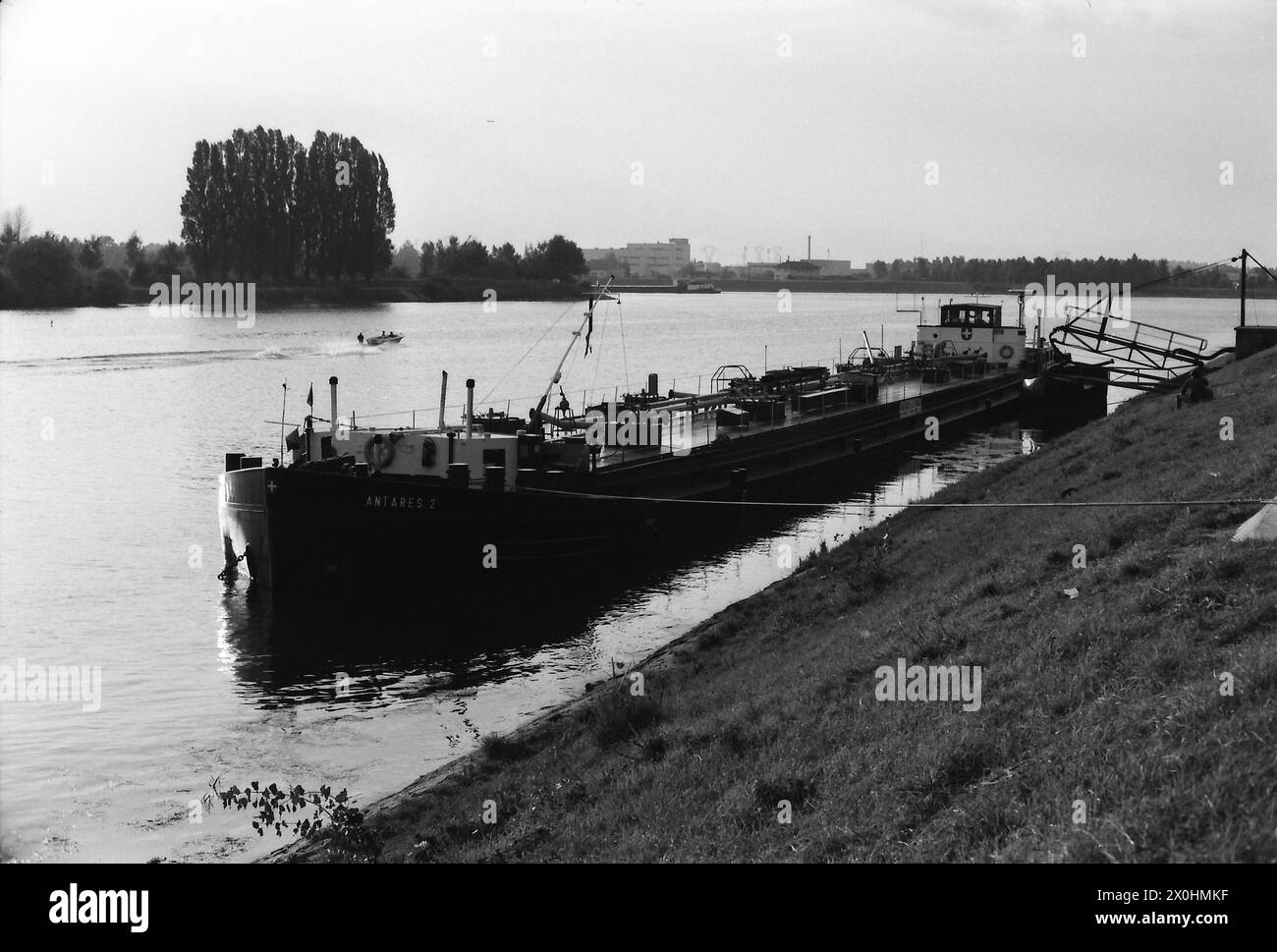 Das Foto wurde bei einem Besuch in Säckingen aufgenommen und zeigt den Rhein mit einem Lastkahn, wahrscheinlich zwischen Rheinfelden und Basel. [Automatisierte Übersetzung] Stockfoto