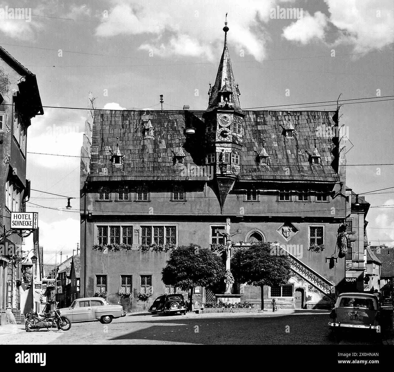 Rathaus mit Autos und Motorrad davor [automatisierte Übersetzung] Stockfoto