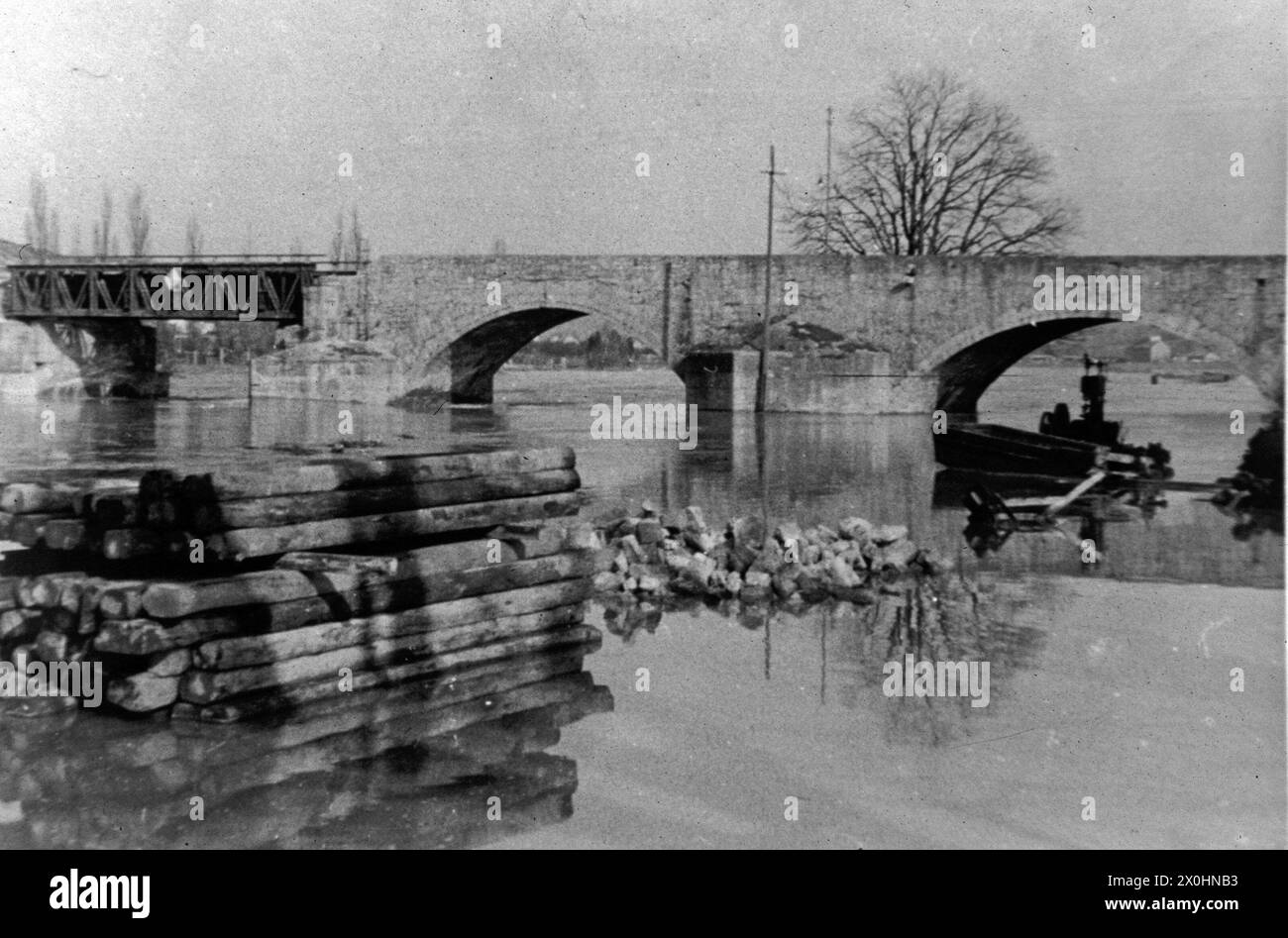 Deutsche Einheiten sprengten den Bogen sechs in der Mitte der Brücke, vor den herannahenden Amerikanern. In den folgenden Jahren überspannte eine provisorische Holzkonstruktion die Lücke in der Struktur [automatisierte Übersetzung] Stockfoto