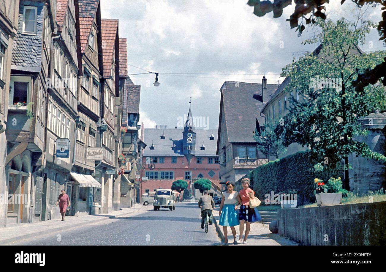 Rathaus, zwei Mädchen, die in der Hauptstraße laufen, alter LKW und Radfahrer [automatisierte Übersetzung] Stockfoto