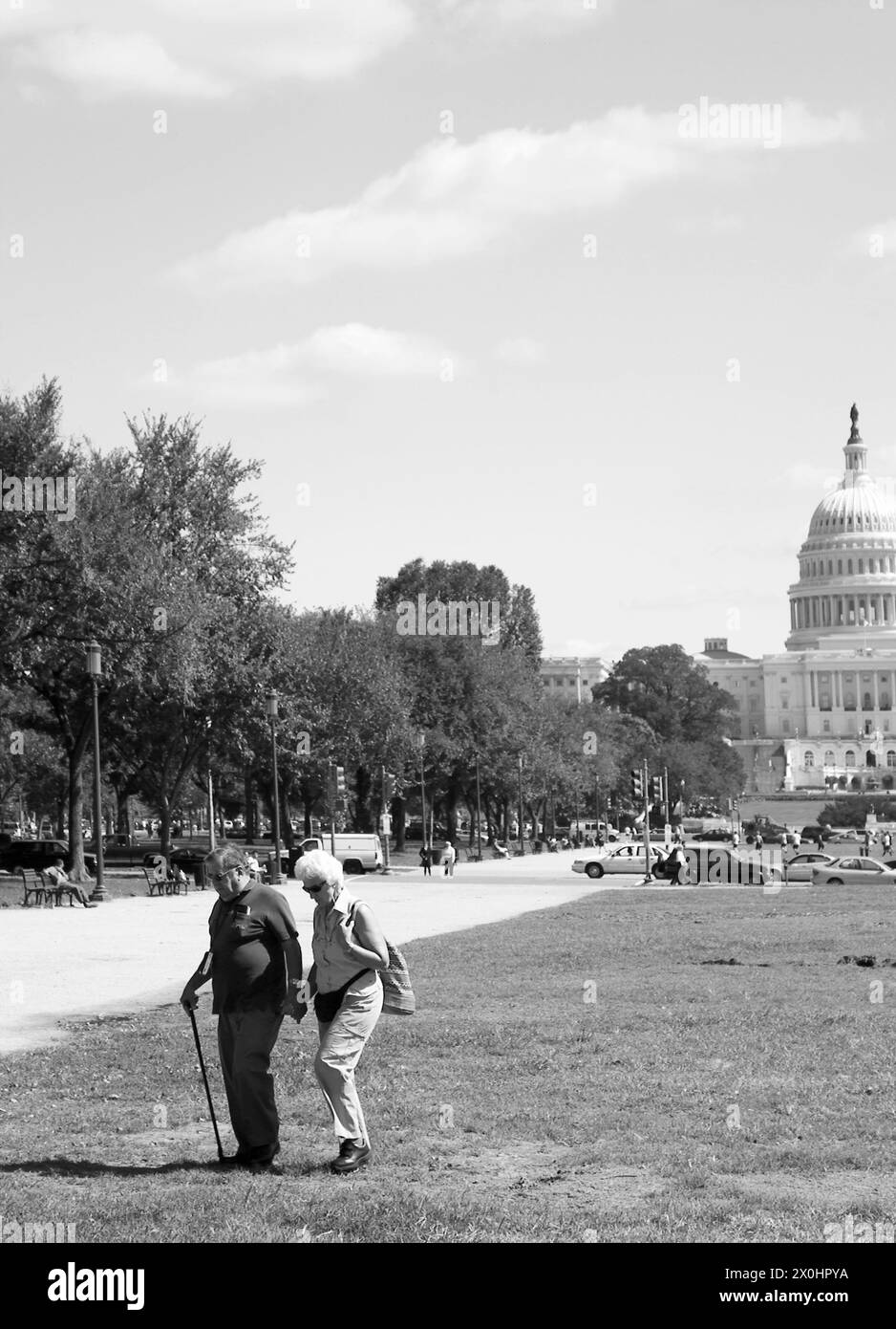 Ältere Ehepaare gehen vor dem Capitol Washington DC USA Stockfoto