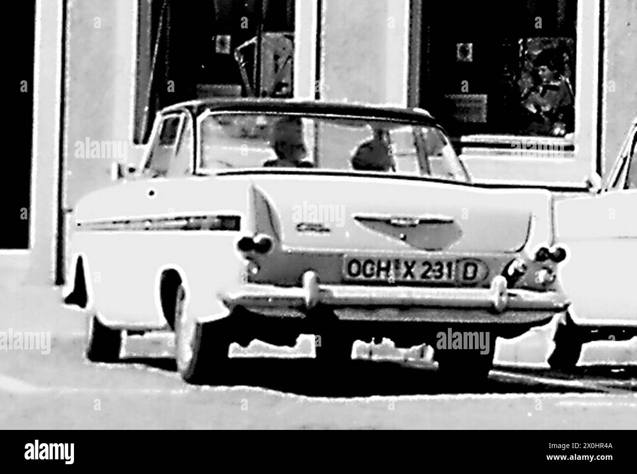 Auto mit Kfz-Kennzeichen och [automatisierte Übersetzung] Stockfoto