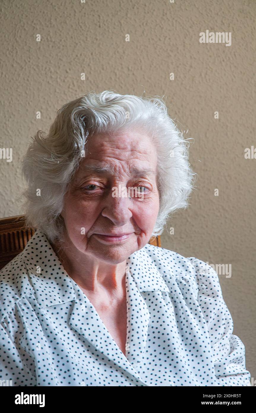 Porträt von ältere Frau lächelt und schaut in die Kamera. Stockfoto