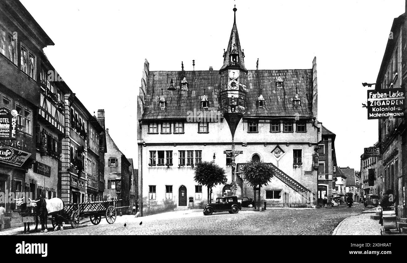 Rathaus - davor Pferdekutsche, Oldtimer, links NS - Zeitungsverkauf, rechts Zigarren - Farben - Geschäft [automatisierte Übersetzung] Stockfoto