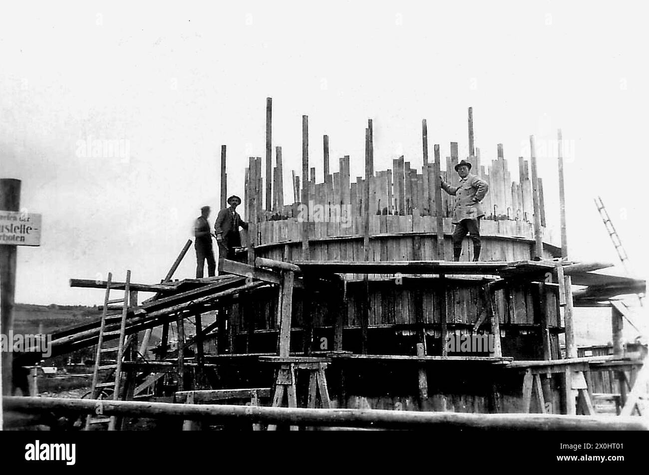 Bauarbeiter auf dem Gerüst der aufkommenden Kläranlage Ochsenfurt. [Automatisierte Übersetzung] Stockfoto