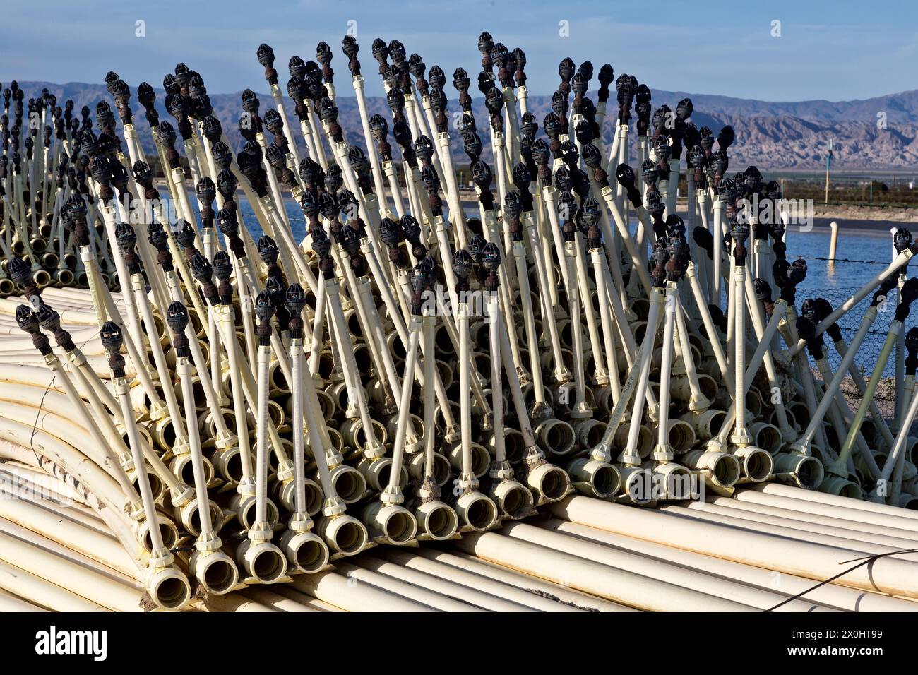 Bewässerungssprinkler mit Sprinklerköpfen, die auf den Anbau von Feldfrüchten warten, Riverside County, Kalifornien. Stockfoto