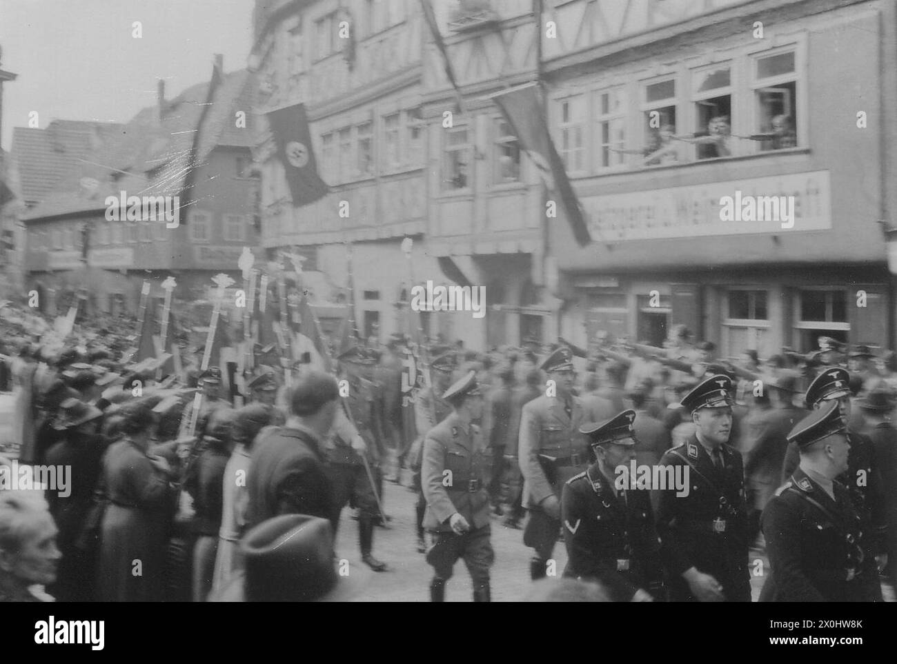 Angehörige der SS und SA bei einer Parade der Sozialisten am 1. Mai auf der Hauptstraße in Ochsenfurt. [Automatisierte Übersetzung] Stockfoto