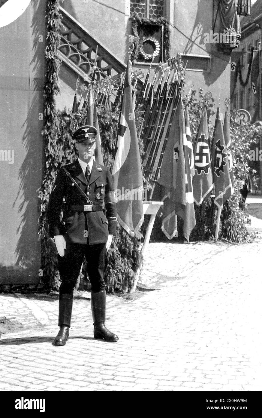SS-Mann bewacht Flaggen vor Rathaus [automatisierte Übersetzung] Stockfoto