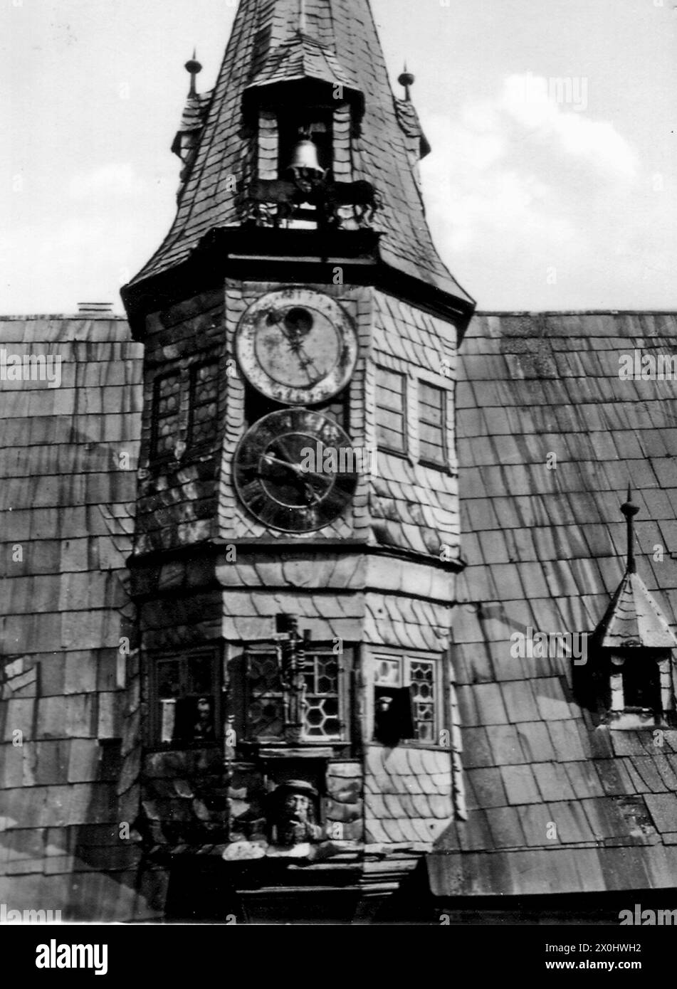 Lancet-Turm mit Uhrwerk, oben stoßen zwei Ochsen mit ihren Hörnern bei jedem Glockenspiel aufeinander. Unten zeigen zwei Zifferblätter die Stunde, das Alter und die Phase des Mondes an. Ein Skelett als Symbol der Vergänglichkeit dreht die Sanduhr, daneben zwei Fenster, aus denen die Stadträte hinausschauen. Unter ihnen bewegt ein bärtiger Bürgermeister aus Tilman Riemenschneiders Werkstatt mit jedem Glockenspiel seinen Mund. Unten erscheint eine Jungfrau mit dem Wappen Frankens. [Automatisierte Übersetzung] Stockfoto