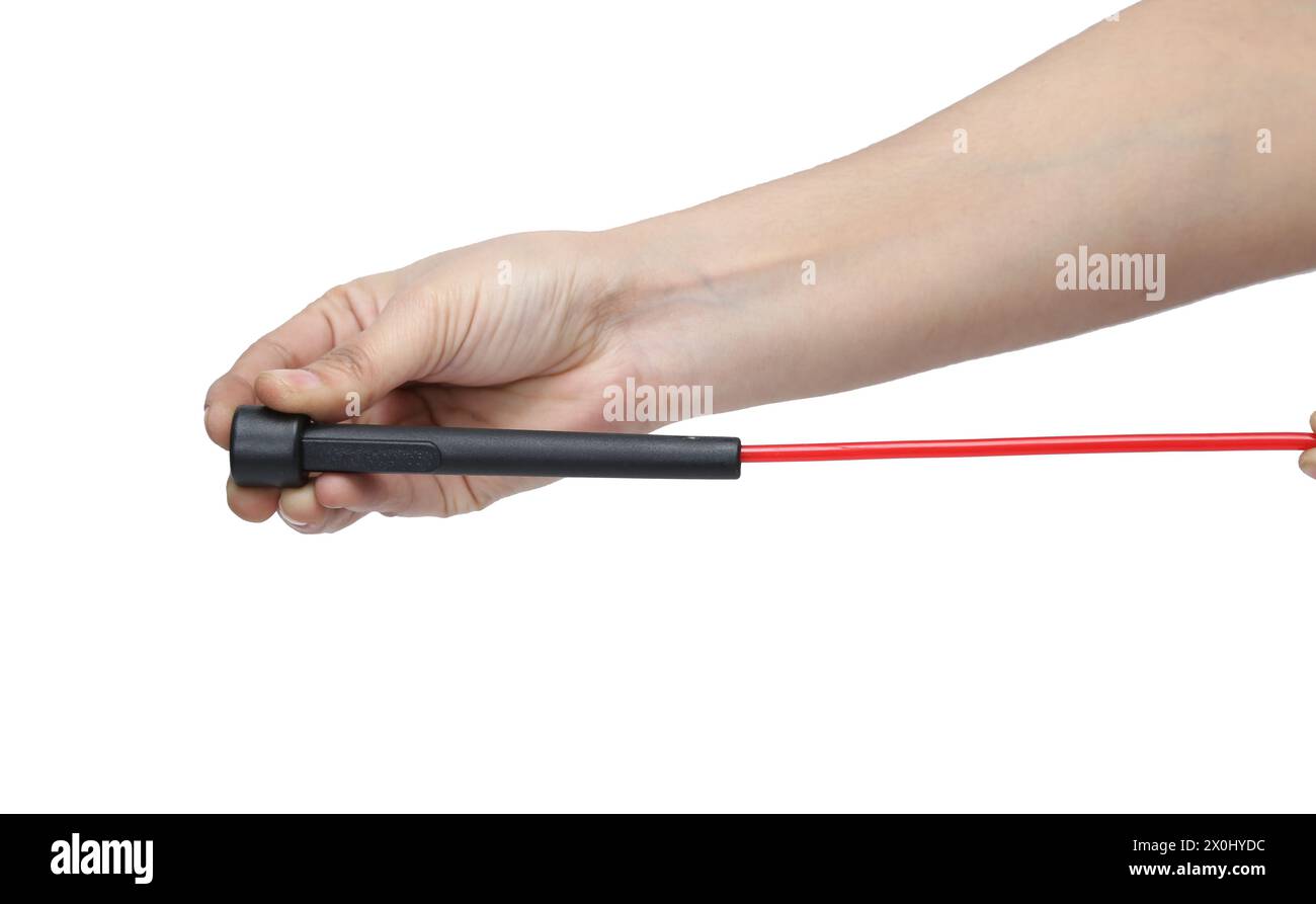 Rot-schwarzes Sprungseil in der Hand auf weißem Hintergrund Stockfoto