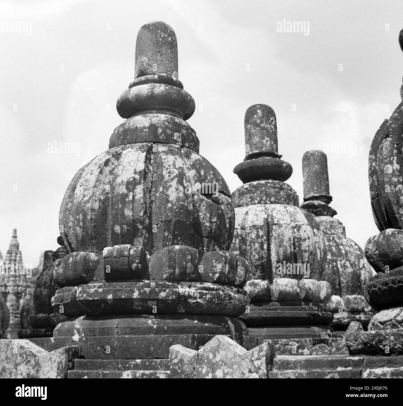 Stupas des Borobudur Tempels, in der Nähe von Yogyakarta in Indonesien. Die stark verwitterte Fassade des Gebäudes ist reich mit Relieffiguren und allerlei Verzierungen verziert. [Automatisierte Übersetzung] Stockfoto