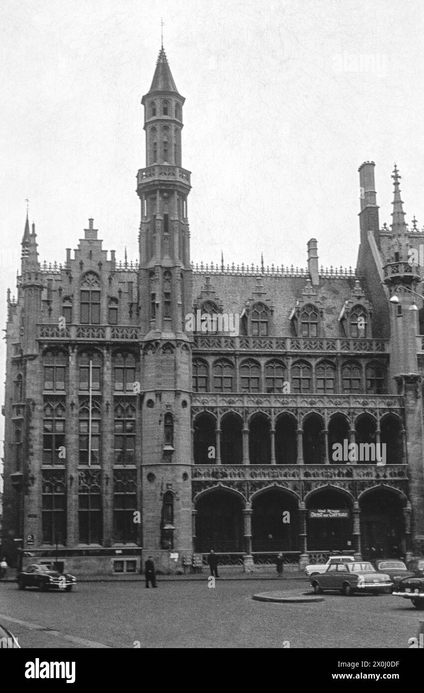 Das Historium auf dem großen Marktplatz. Autos parkten auf dem Marktplatz. [Automatisierte Übersetzung] Stockfoto