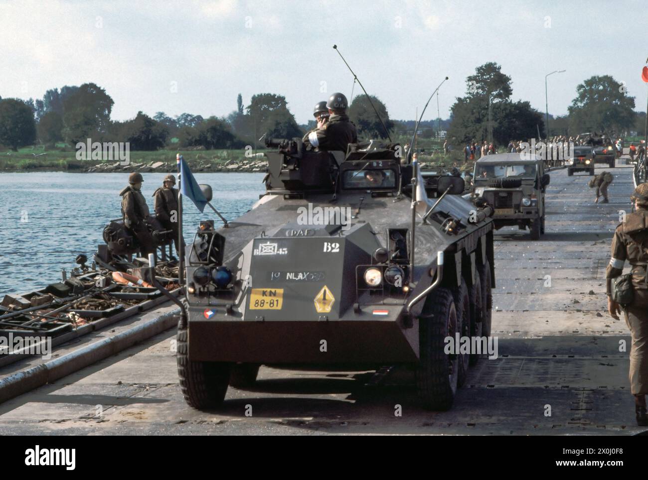 - NATO-Übungen in den Niederlanden, ein holländischer Armee DAF YP-408 gepanzerte Personaltransporter überqueren die Maas auf einer Pontonbrücke (Oktober 1983) - Esercitazioni NATO in Olanda, un veicolo corazzato da trasporto truppe DAF YP-408 dell'Esercito Olandese attraversa il fiume Mosa su un ponte di barche (Ottobre 1983) Stockfoto