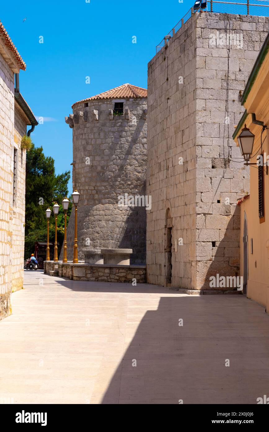 Blick auf den runden Turm der Burg Frankopan im alten Zwilling von Krk, Kroatien Stockfoto