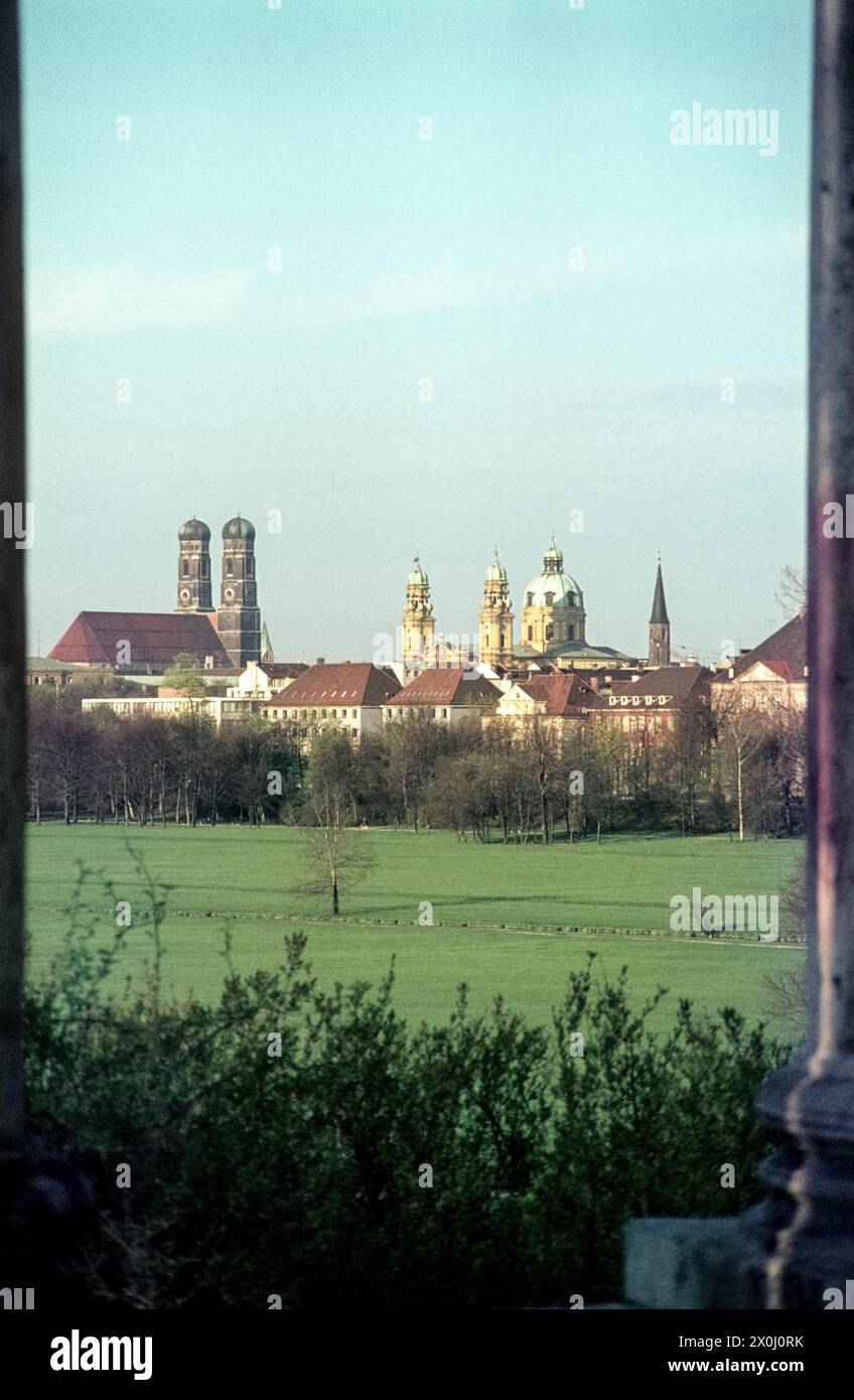Blick auf München vom Monopteros. Der Dom und die Theatinerkirche sind deutlich sichtbar. [Automatisierte Übersetzung] Stockfoto