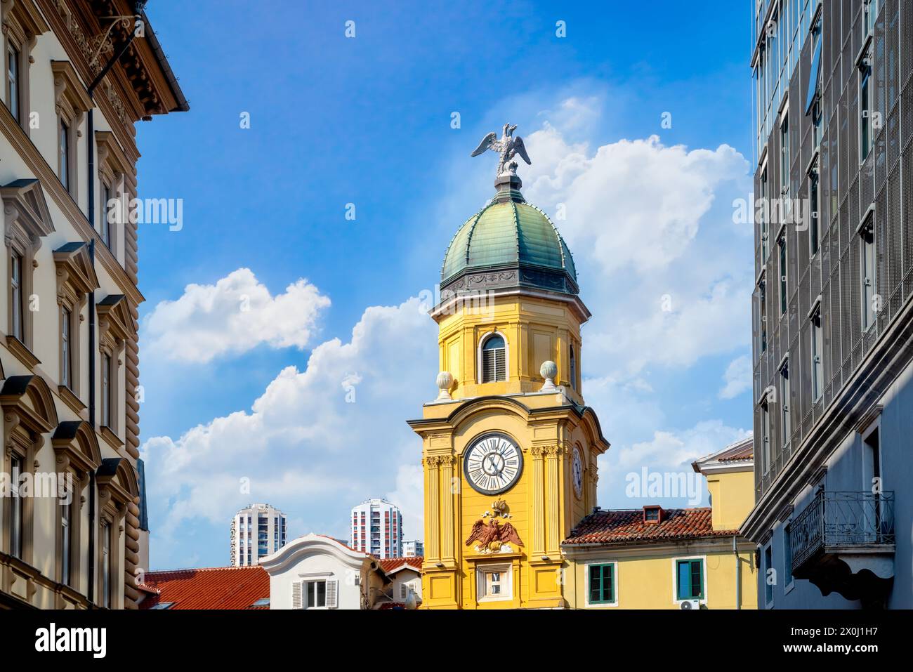 Blick auf den zweiköpfigen Uhrenturm in Rieka, Kroatien Stockfoto