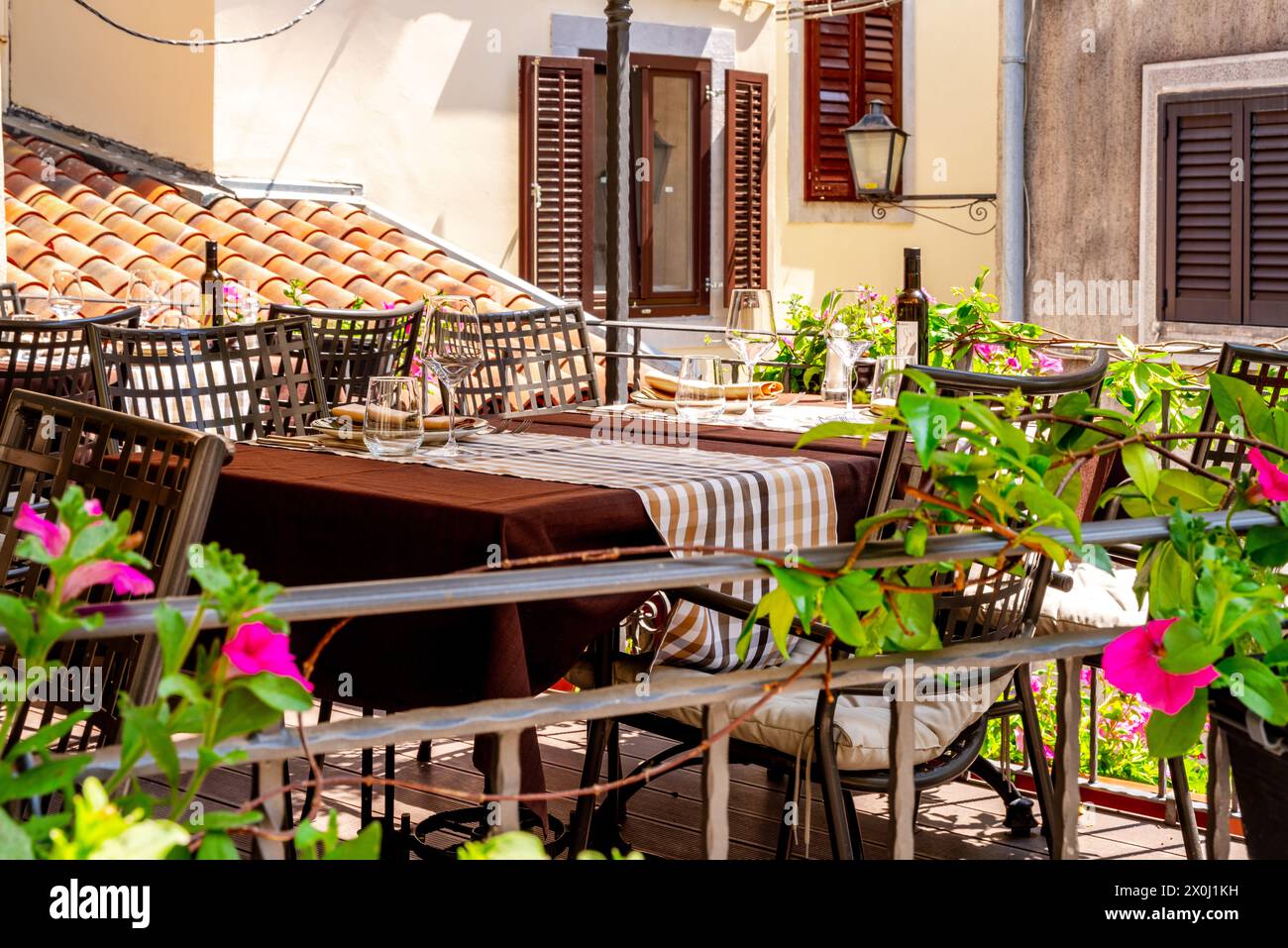 Gemütliche Terrasse in der Altstadt von Lovran, Istrien, Kroatien Stockfoto