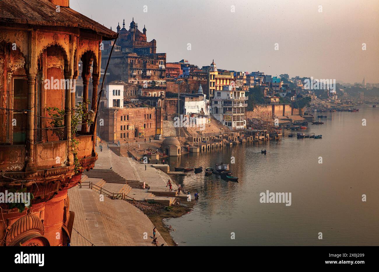 Blick hoch über den Ghats und Gebäuden am Ufer des Ganges bei Varanasi, Indien. Stockfoto